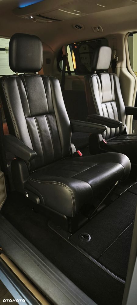 Chrysler Town & Country - 23