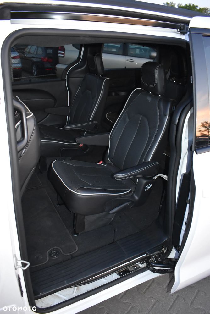 Chrysler Pacifica - 24