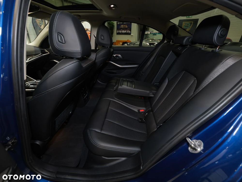 BMW Seria 3 320d xDrive mHEV - 18
