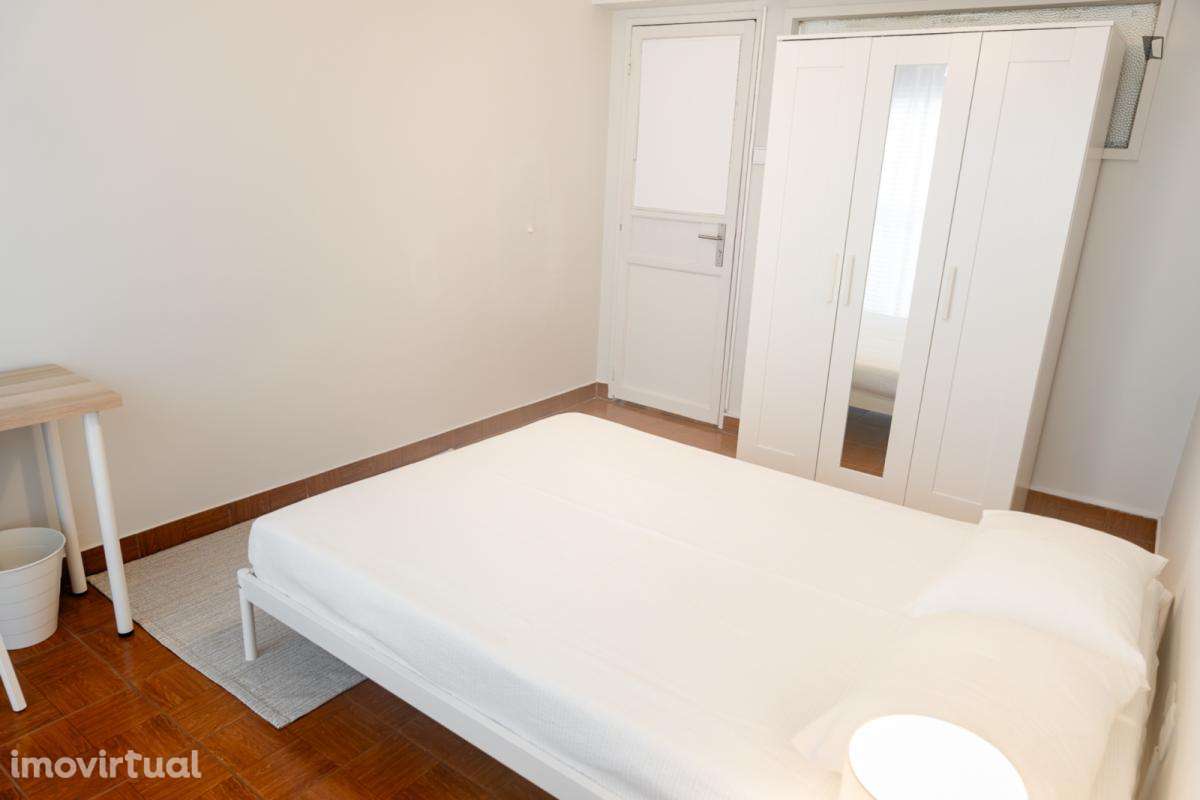 Quarto - localizado em Santa Marinha Porto - Grande imagem: 2/16