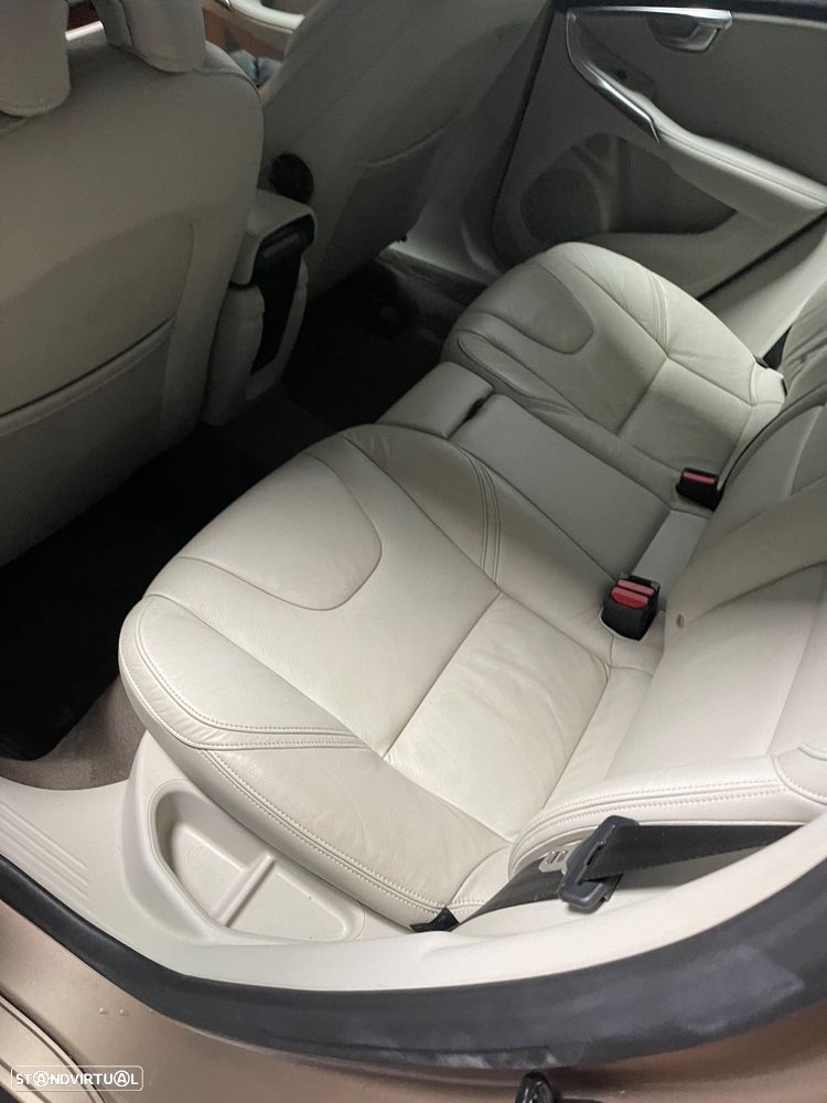 Volvo V40 2.0 D4 Momentum Geartronic - 3