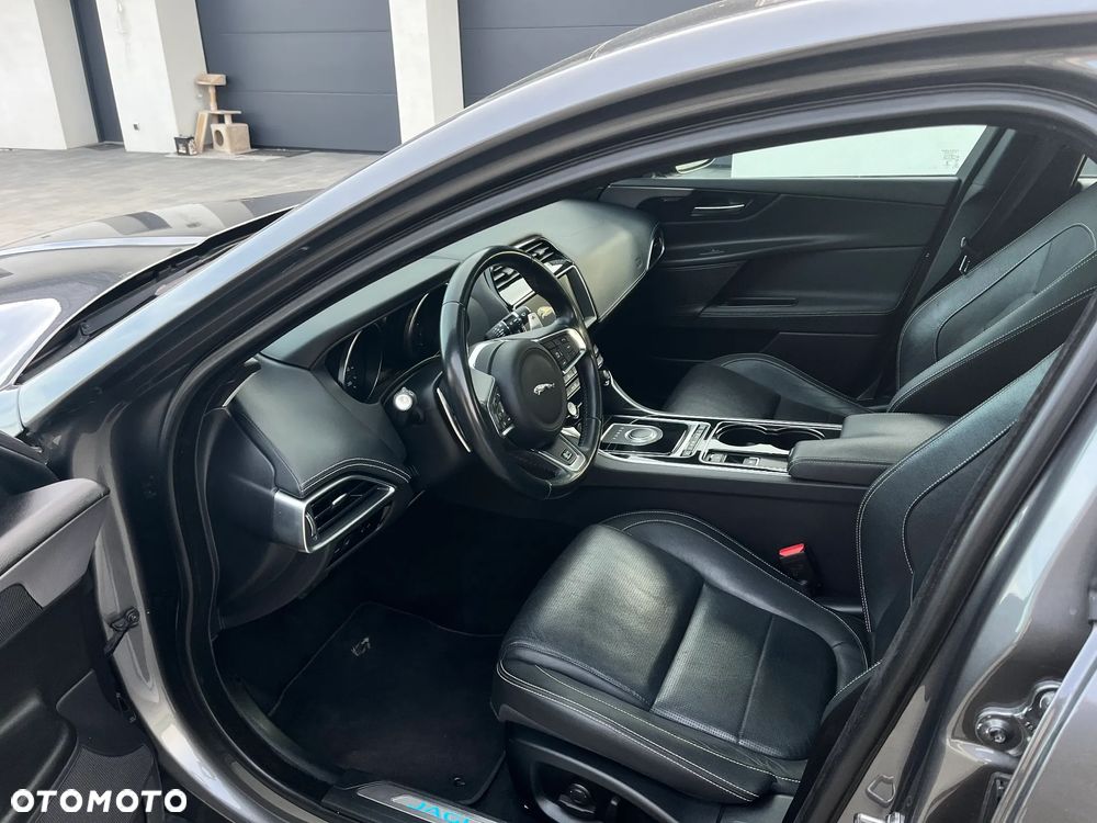 Jaguar XE 2.0 D AWD R-Sport - 9