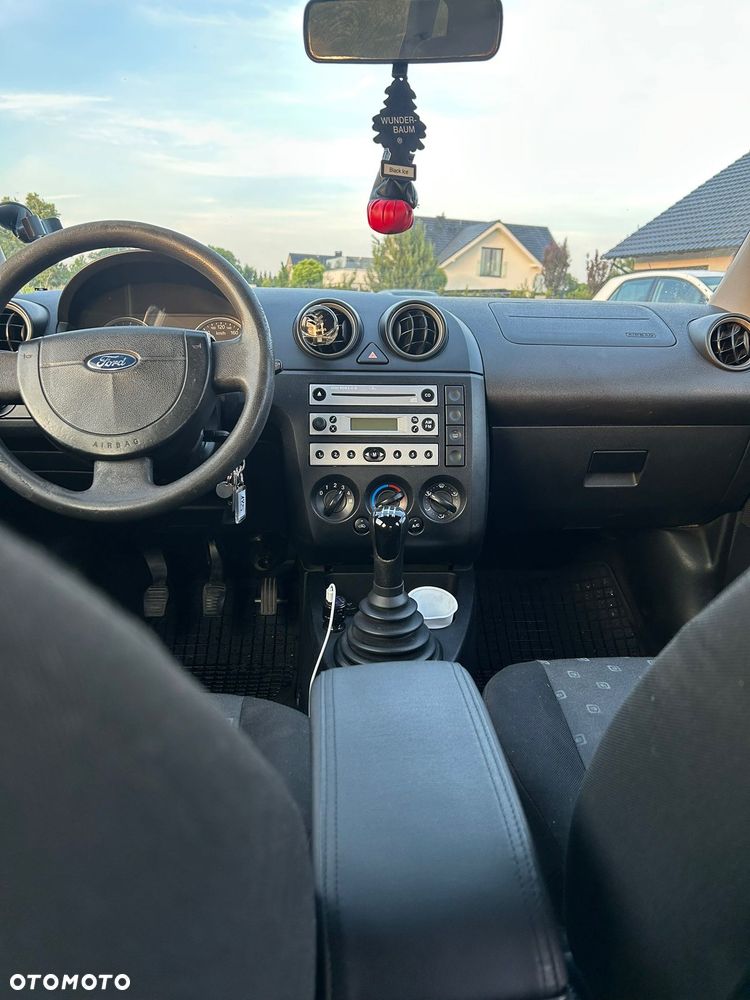 Ford Fiesta 2004 photo 4