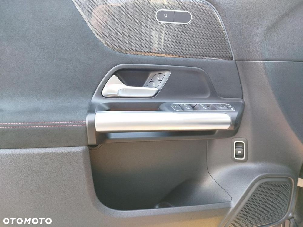 Mercedes-Benz GLA - 12