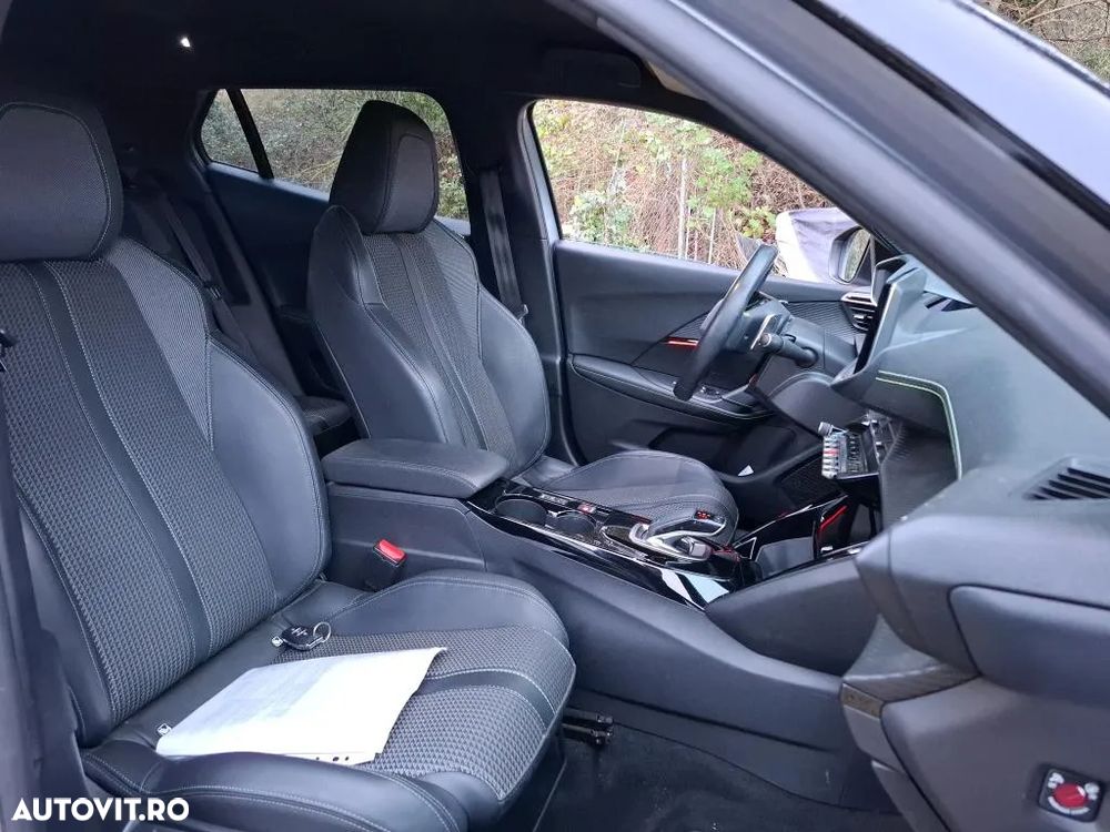 Peugeot 2008 PureTech 130 EAT8 GT - 4