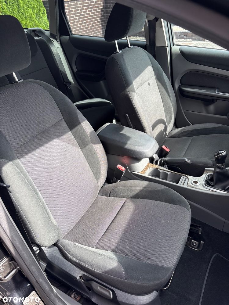 Ford Focus 1.8 Ghia - 21