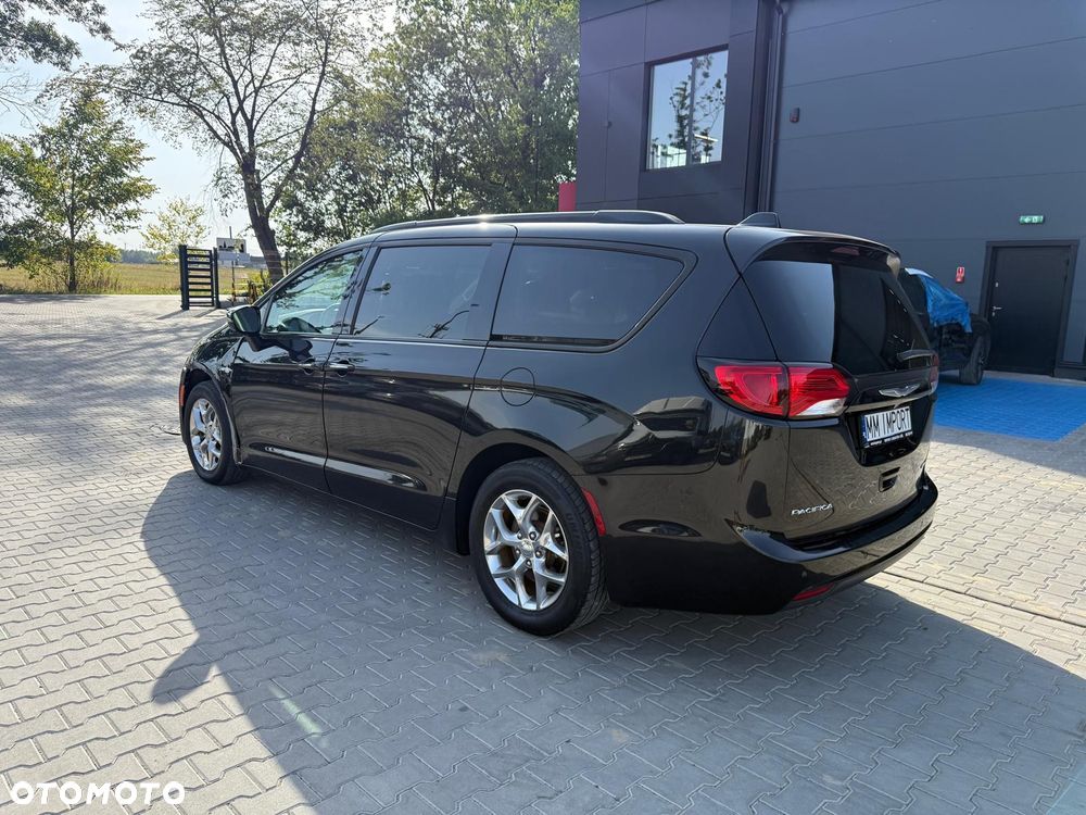 Chrysler Pacifica - 5