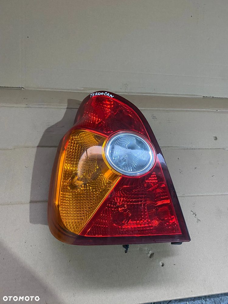 HYUNDAI TERRACAN LAMPA LEWY TYŁ LEWA TYLNA W BŁOTNIK - 1