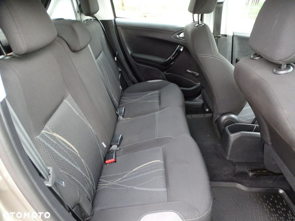 Peugeot 208 - 13