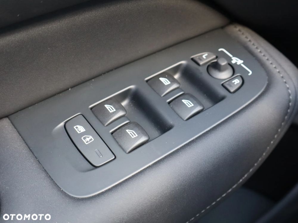 Volvo XC 60 B5 B AWD Plus Dark - 22