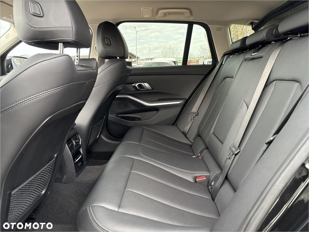 BMW Seria 3 318d MHEV - 11