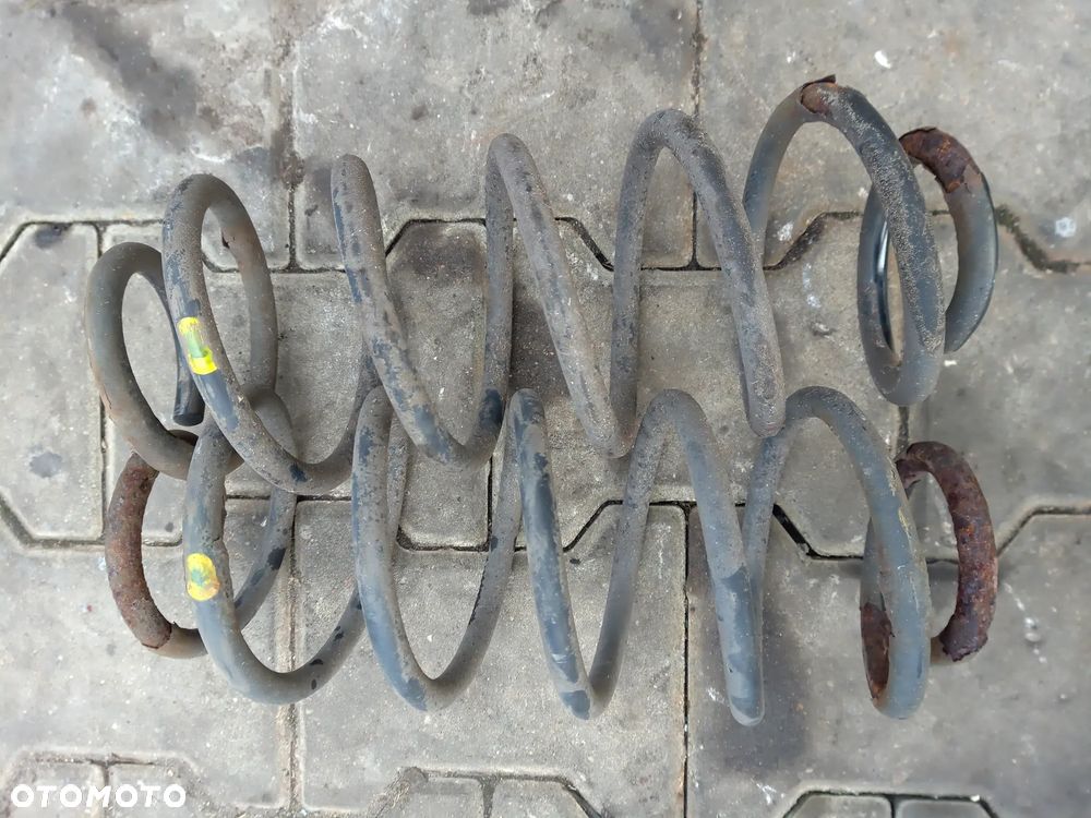 Toyota Yaris II 06-11 sprężyna zawieszenia tył