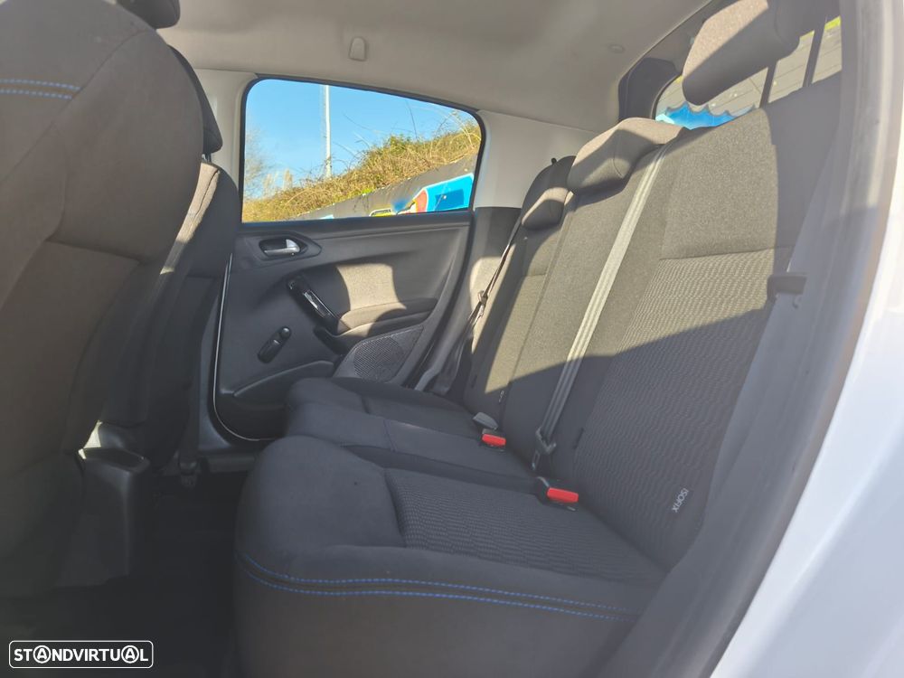 Peugeot 208 1.2 PureTech Signature - 4