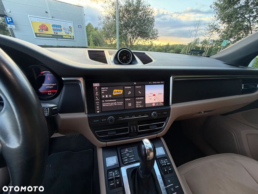 Porsche Macan - 24