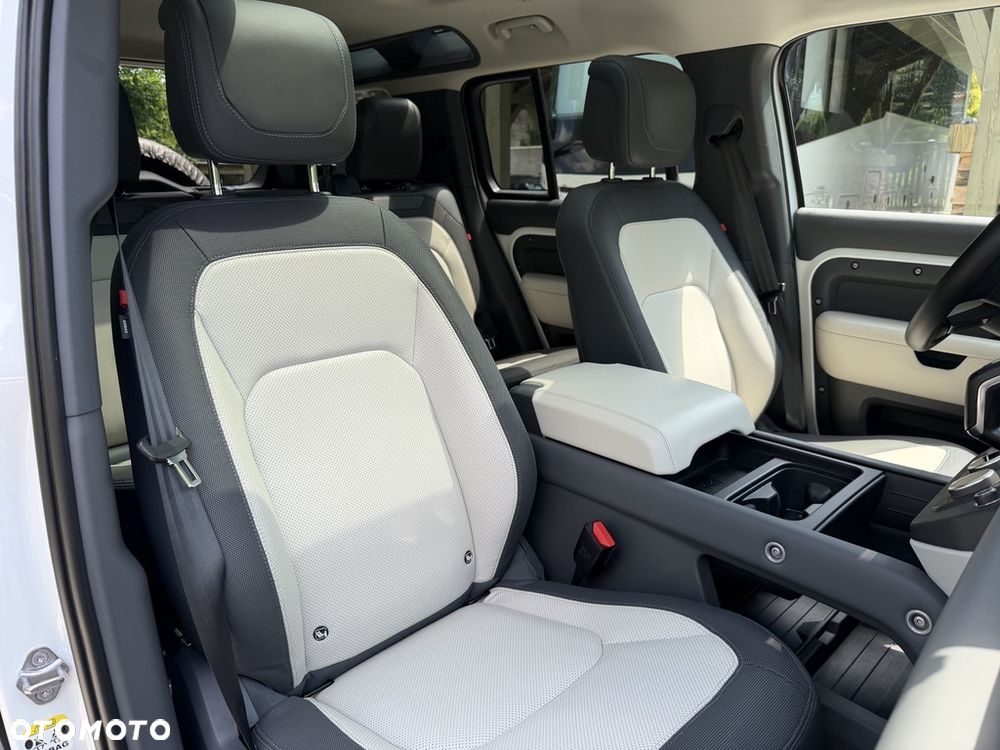 Land Rover Defender 3.0 D300 mHEV X-Dynamic HSE - 36