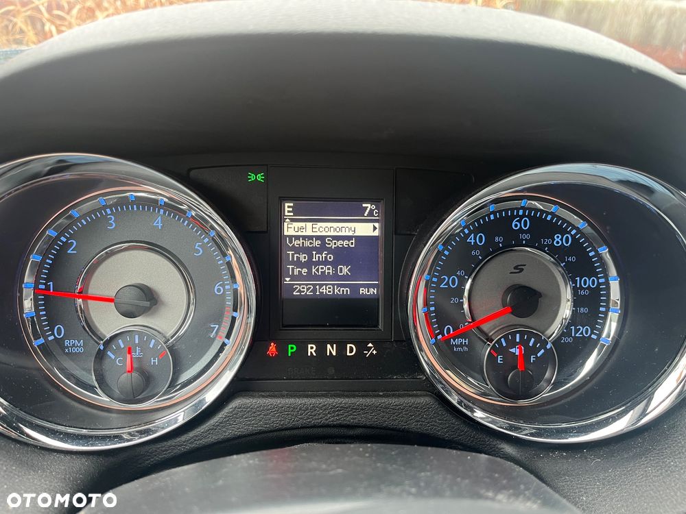 Chrysler Town & Country - 10