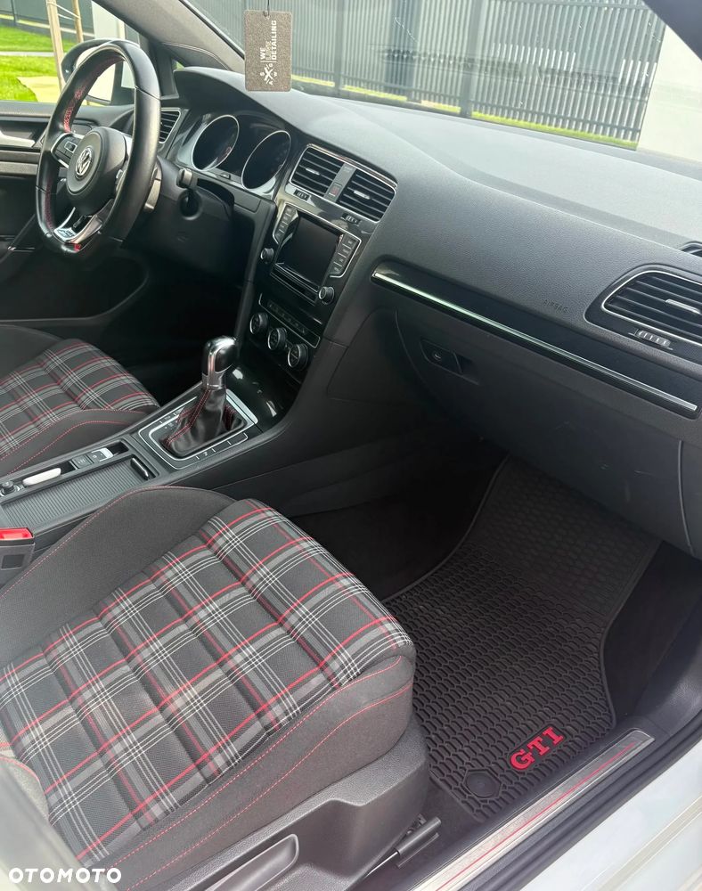 Volkswagen Golf - 8
