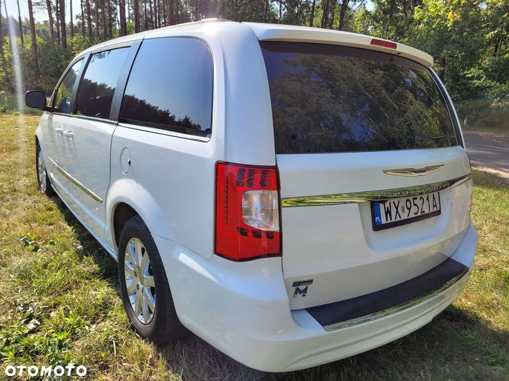 Chrysler Town & Country - 5