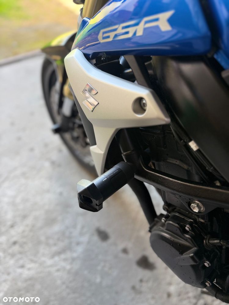 Suzuki GSR - 15