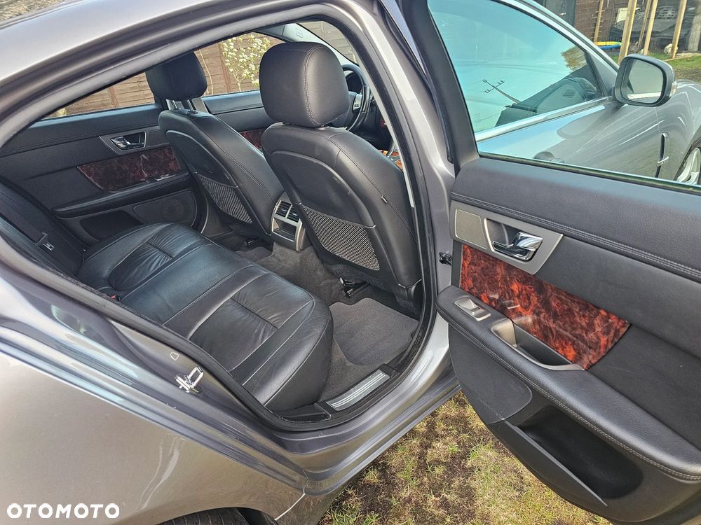 Jaguar XF 2.7 V6 Premium Luxury - 8