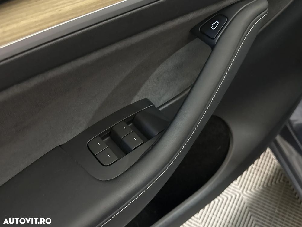 Tesla Model Y Long Range Dual Motor AWD - 15