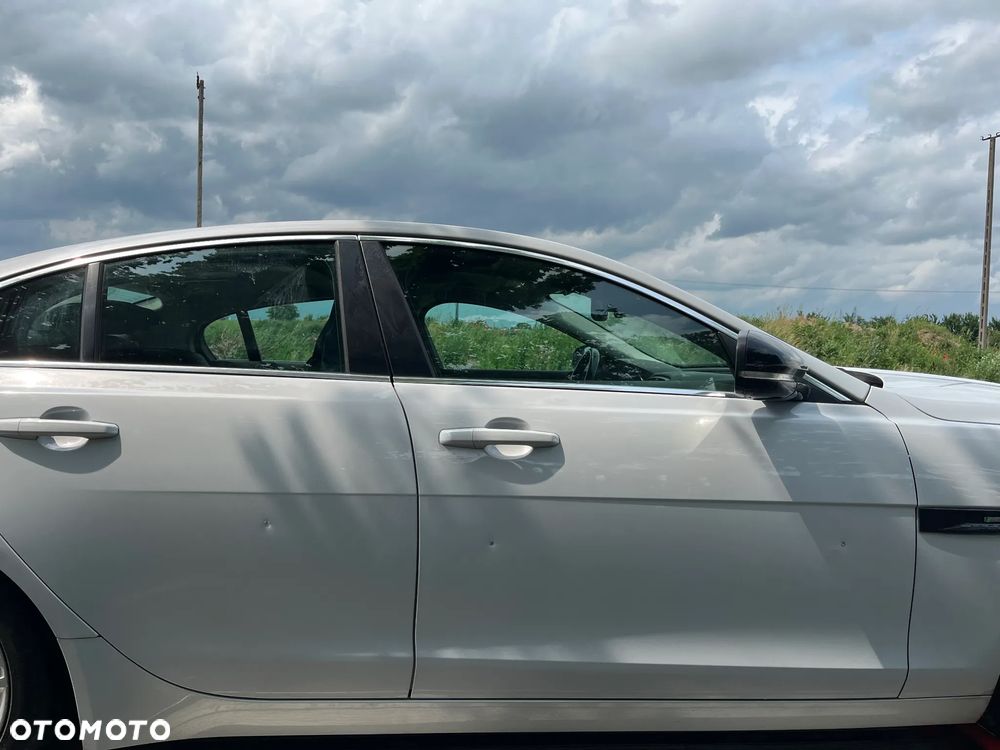 Jaguar XE 2.0 T R-Sport - 16