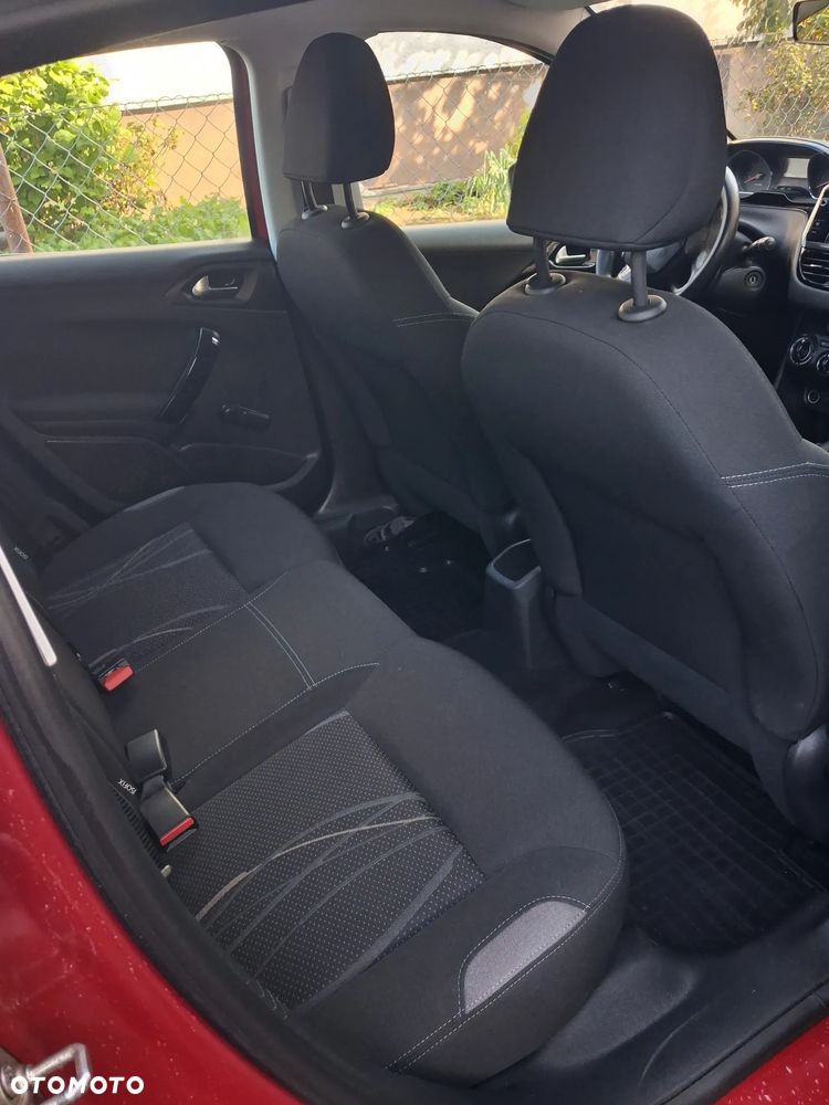 Peugeot 208 - 8