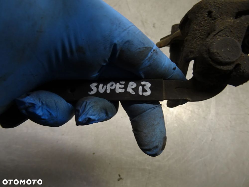 SKODA SUPERB I 01-05 2.8 V6 ZAMEK RYGIEL MASKI PRZÓD - 4