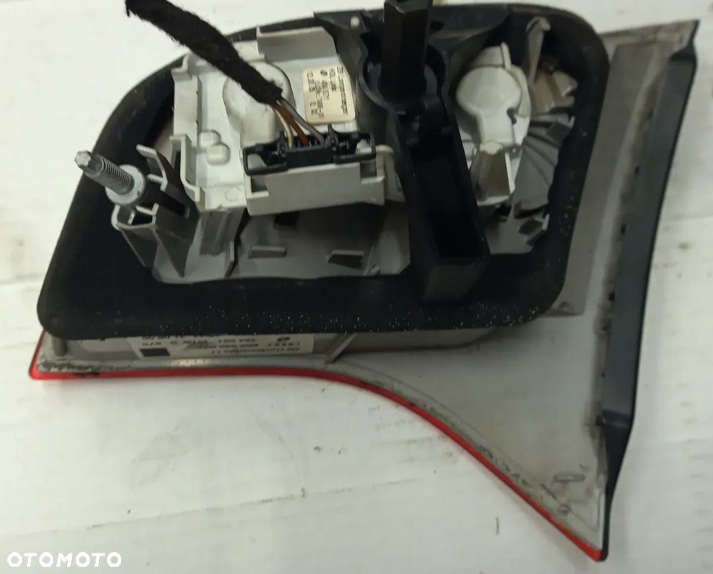 Audi A4 B7 kombi lampa tył tylna prawa  8E9945094 - 5