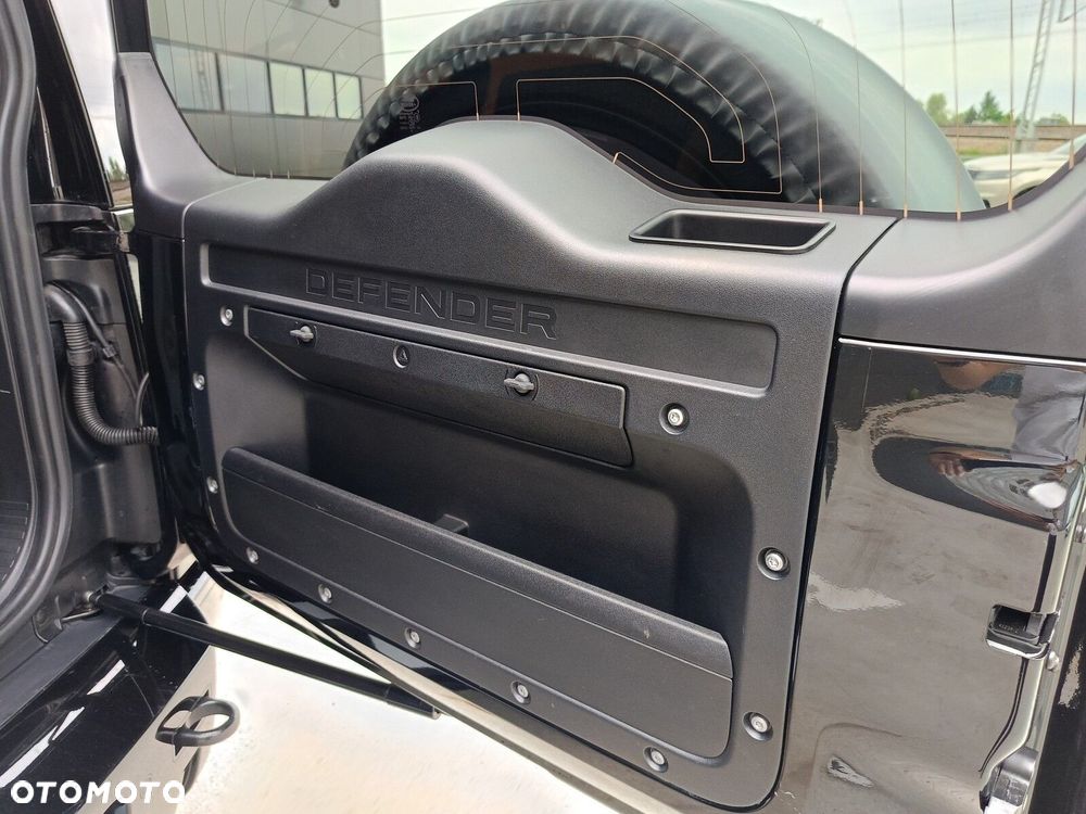 Land Rover Defender - 22