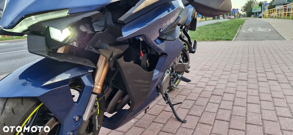 Suzuki GSX - 21