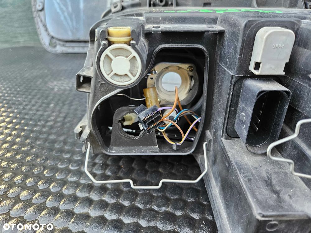 Reflektor Lampa Xenon D1S Przód Przednia PRAWA Valeo Europa Audi A4 B6 - 14