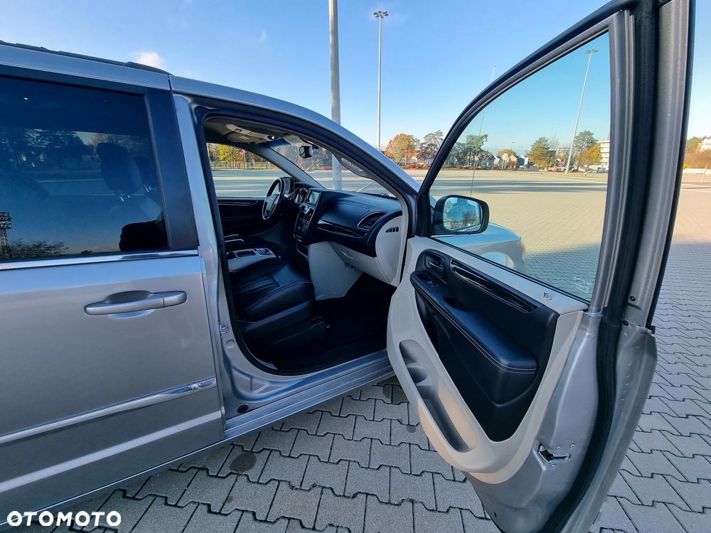 Chrysler Town & Country 3.6 Touring - 29