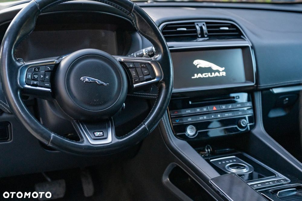 Jaguar F-Pace 3.0 TDV6 AWD R-Sport - 9