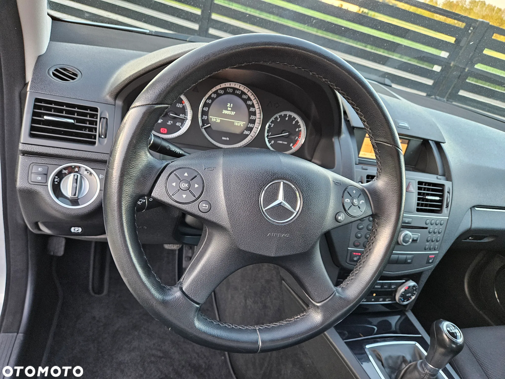 Mercedes-Benz Klasa C 200 CGI BlueEff Elegance - 23