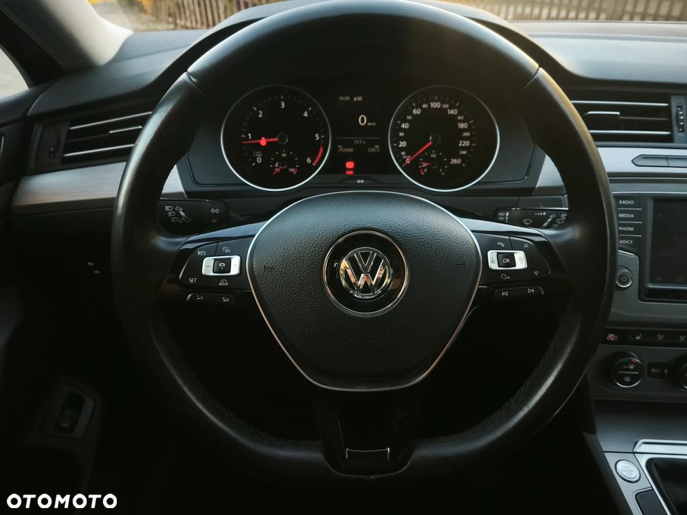 Volkswagen Passat 2.0 TDI SCR Business - 17