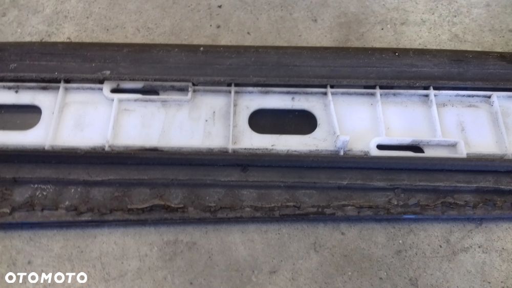 listwa dolna drzwi prawa tył tylna LY9B A6 C6 - 7