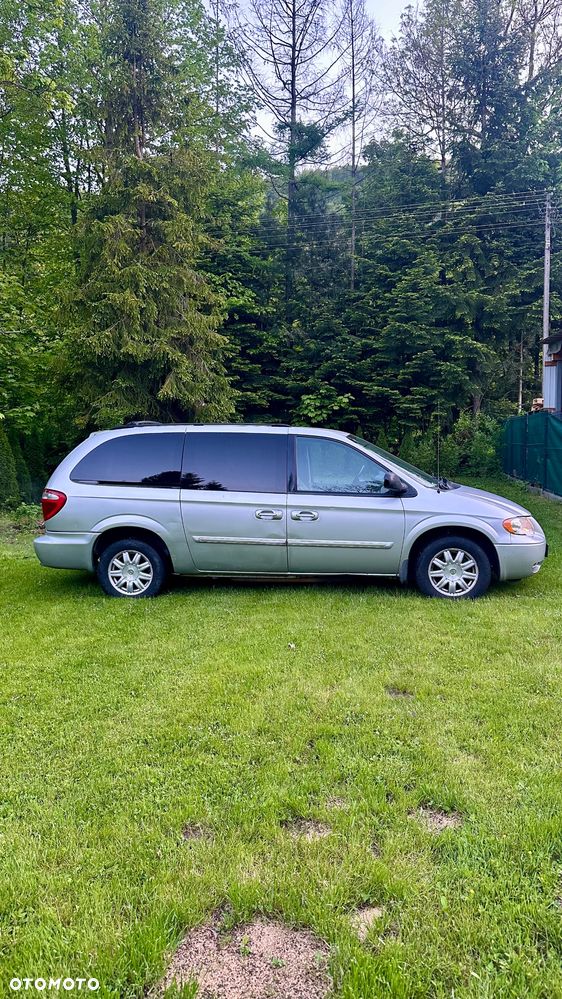 Chrysler Town & Country - 7