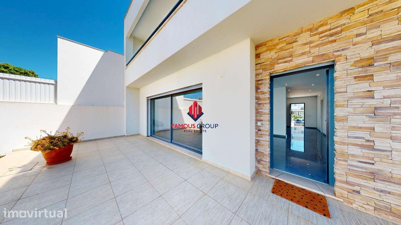 Moradia de Luxo T4 em Bela Vista – Parchal | A 3 Minutos das... - Grande imagem: 2/60
