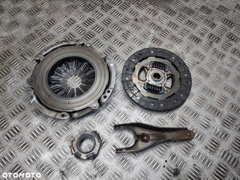 SPRZĘGŁO TARCZA + DOCISK + ŁOŻYSKO OPOROWE TOYOTA YARIS I 1.0 16V - 5