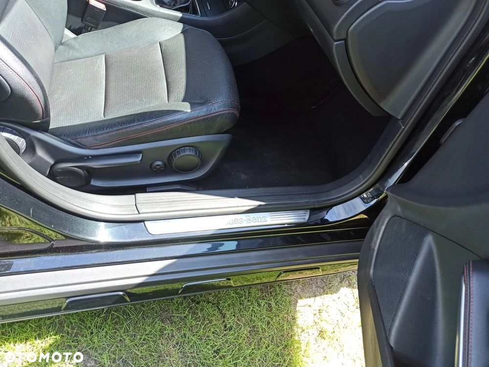 Mercedes-Benz GLA 180 - 30