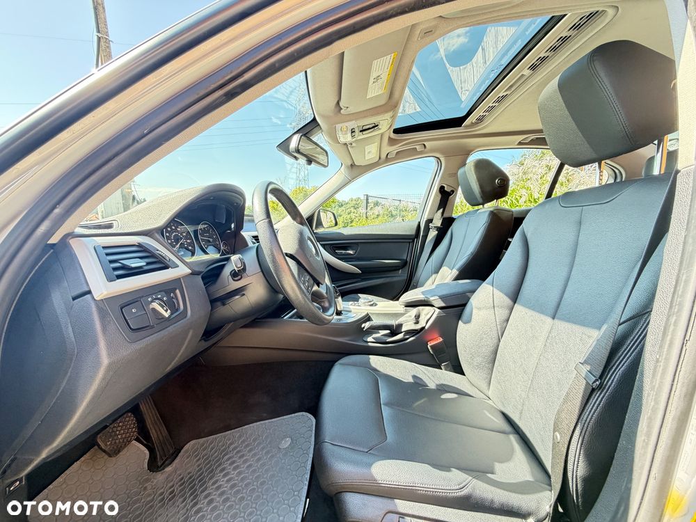 BMW Seria 3 320i xDrive - 9