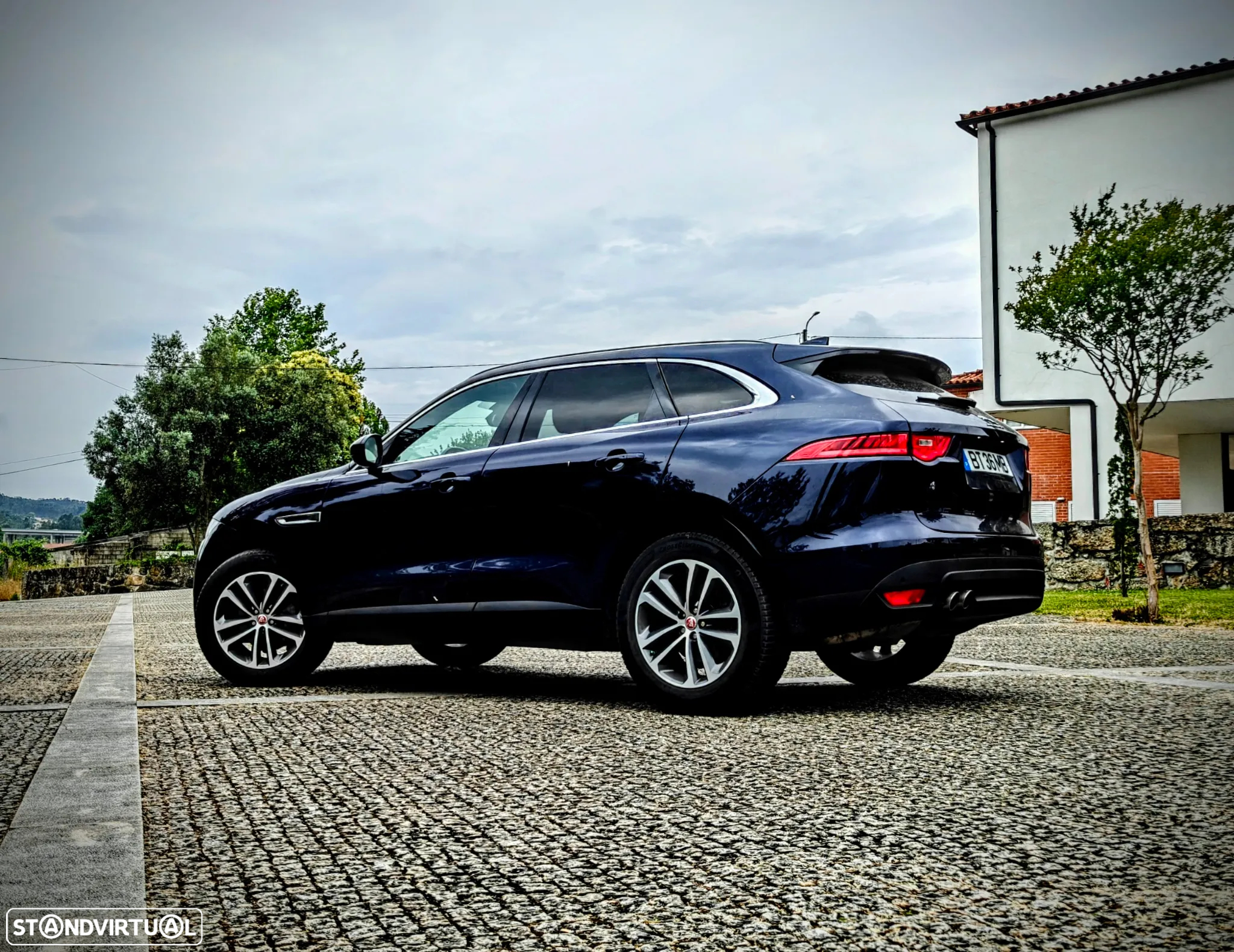 Jaguar F-Pace 2.0 D200 AWD R-Dynamic S - 32