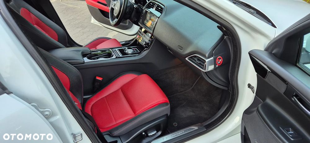 Jaguar XE 2.0 D R-Sport - 6