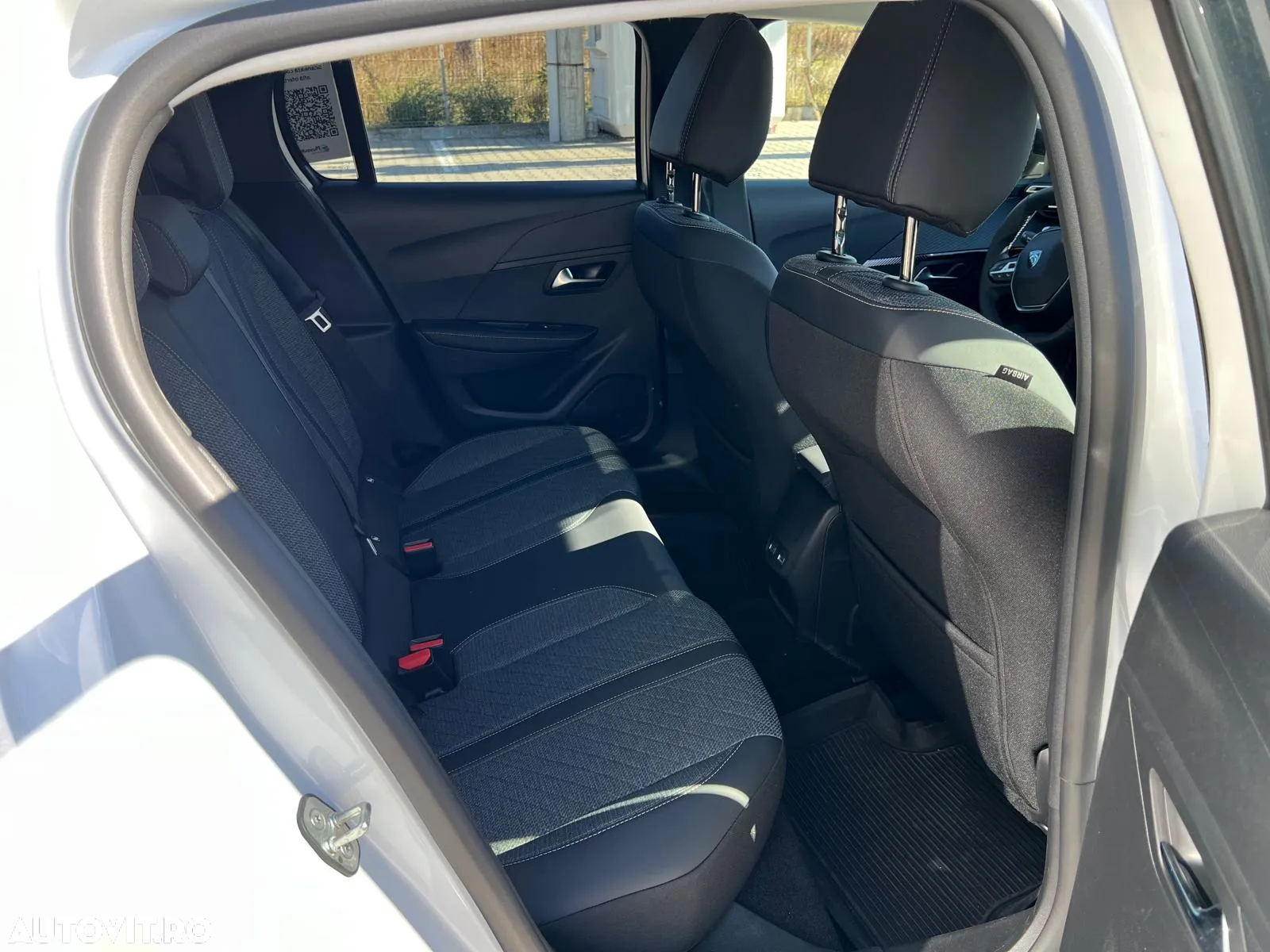 Peugeot 208 1.2 L PureTech STT EAT8 Allure - 12