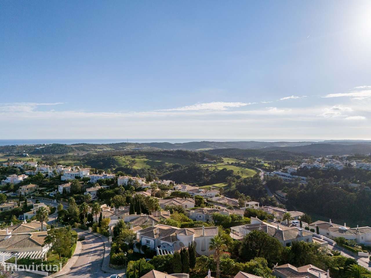 MORADIA INACABADA COM VISTA PANORÂMICA NUM PRESTIGIADO RESORT DE GOLFE - Grande imagem: 2/32