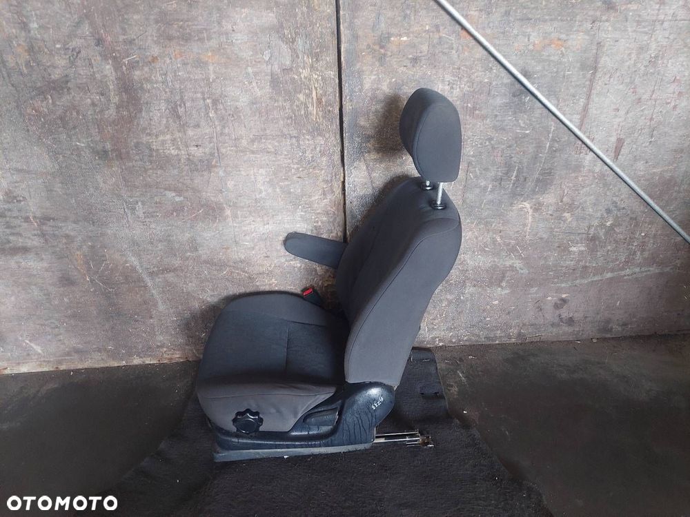 FOTEL LEWY PRZÓD KIEROWCY TOYOTA AVENSIS VERSO I - 4