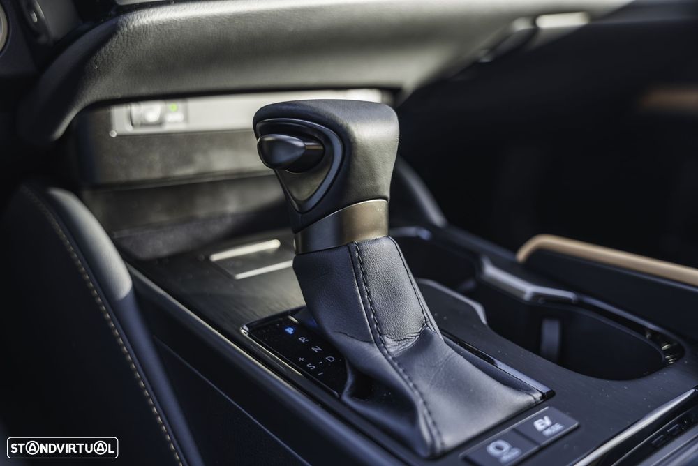 Lexus ES 300h Sport - 16