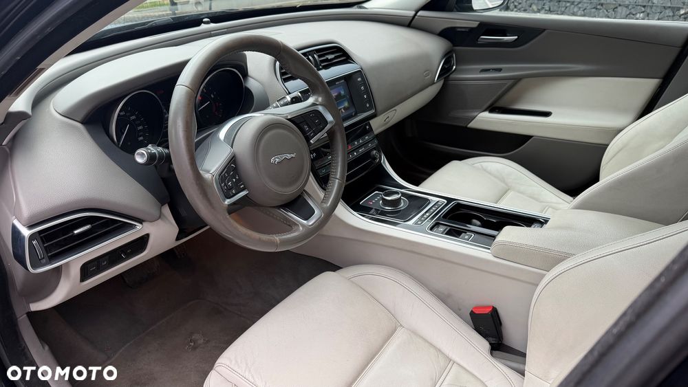 Jaguar XE 2.0 T Prestige - 10