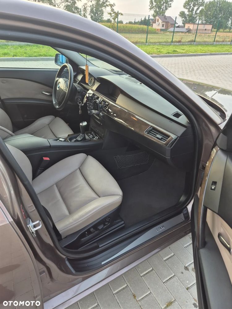 BMW Seria 5 545i - 11